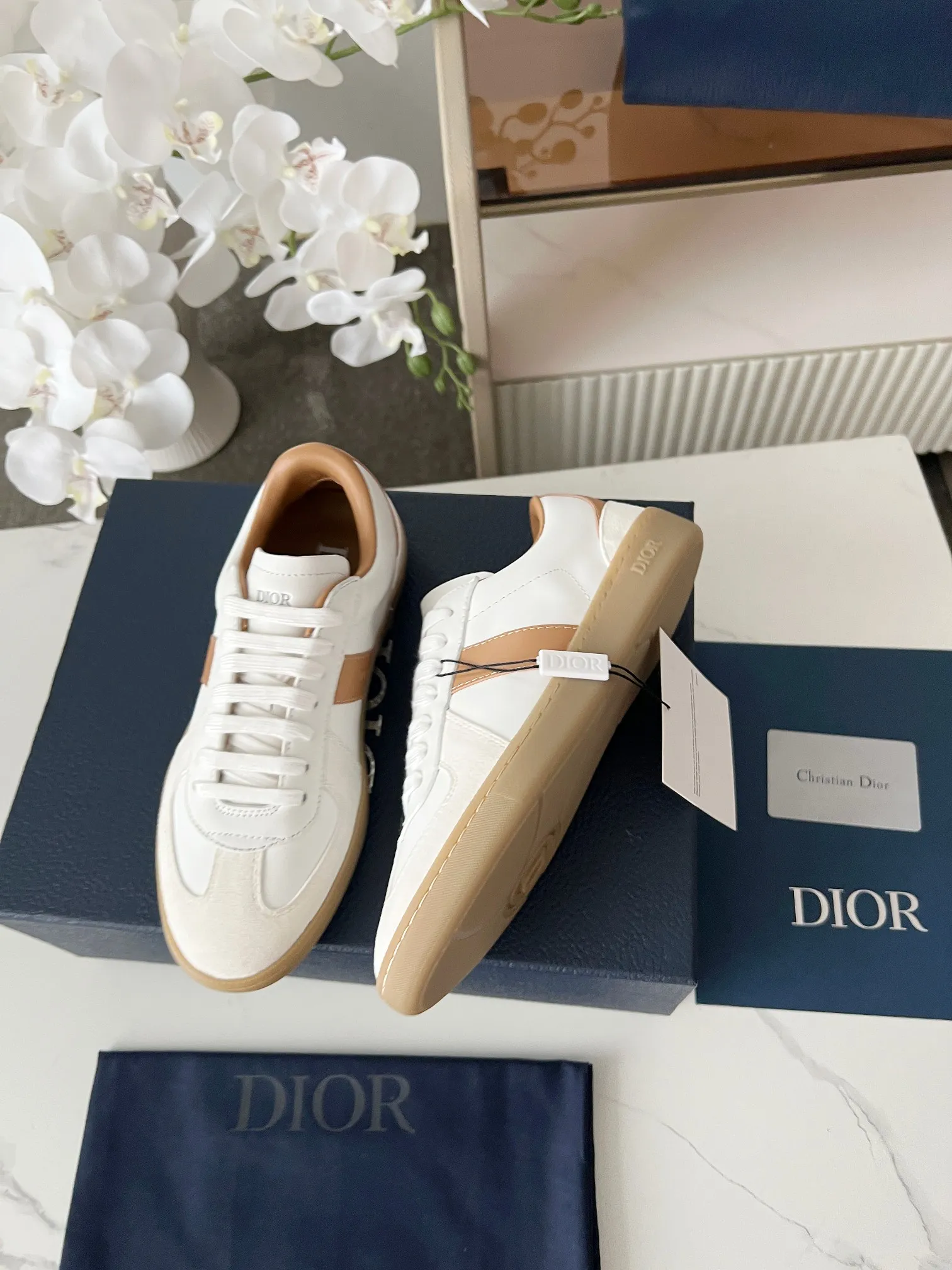 Men's Men's Shoes💰420 [New Style]🍿🍿Dior Dior Size: 38-44 (45 customized) 2025 new Dior B01 top version of moral training shoes! ! ! Made of white and brown first-layer cowhide, paired with white high-mercerized smooth suede, the upper is fully oiled and the original TPU molded outsole. New to the Fall 2025 collection, this sneaker marks the return of Dior’s classic style, reinterpreted in a stylish and elegant silhouette. Crafted from brown and white smooth first-grain cowhide, it's decorated with white high-mercerized cow suede splicing to enhance the style. Lined in tonal silk sheepskin, the shoe is finished with the Dior logo on the tongue and inner sides, and the CD icon on the heel. Paired with amber Tpu non-slip soles, it can be matched with various styles to create a sophisticated look.